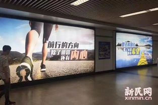 黑底紅字 涂鴉式廣告 攻占 人廣地鐵站,你覺(jué)得 辣眼睛 嗎